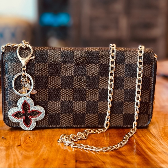 Louis Vuitton Handbags - Louis Vuitton
Vintage 2011 Zippy Wallet